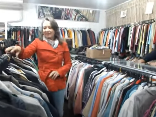 2021-08-12 16_49_55-(161) Bazar com roupas da Alemanha beneficia 25 cidades da região - YouTube